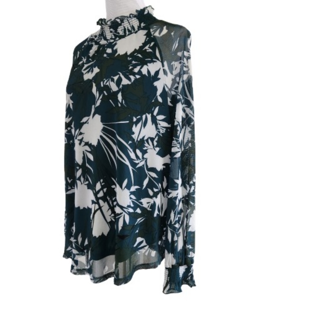 🆕️Kathy Ireland Green and White Abstract Floral Print Blouse - Picture 4 of 11